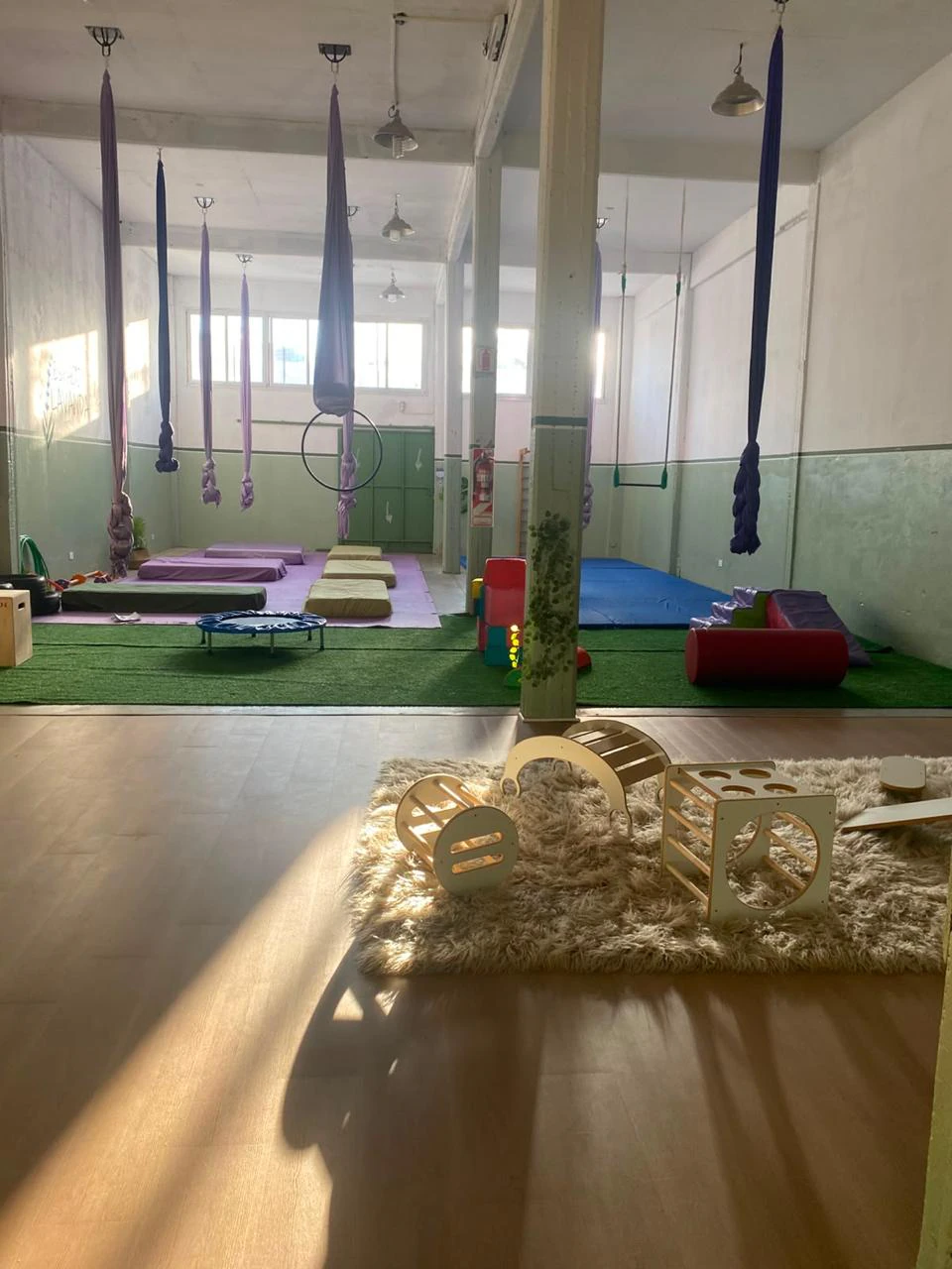 Sala de Espacio Lavanda con telas, aro y trapecio